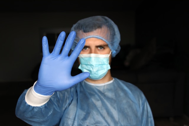 material médico descartable con garantía internacional, consumibles críticos, bioseguridad, diagnóstico y mobiliario clínico.
